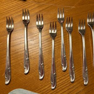 Wm. Rogers Elegant Silver Extra Plate Seafood Fork Set